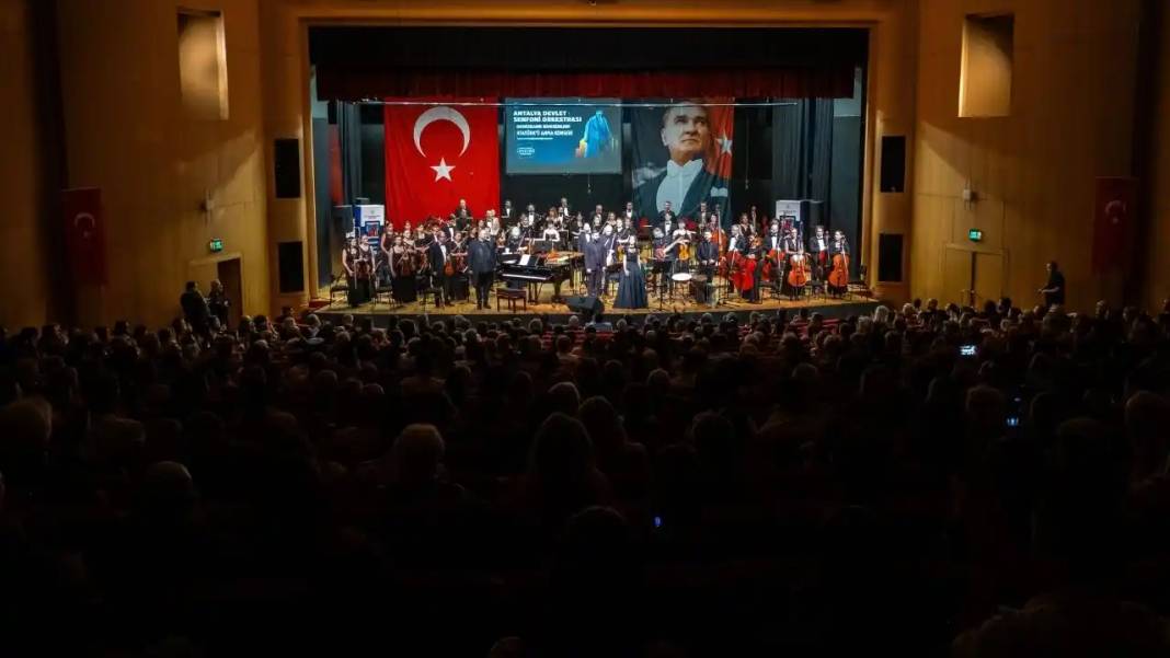 Antalya’da Atatürk’e Saygı Konseri: Senfonik Bir Gece 4